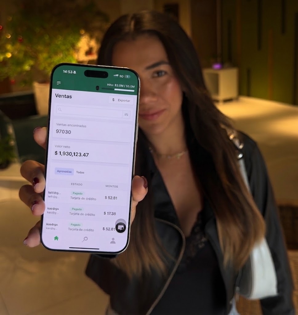 Valentina Arellano mostrando resultados en su teléfono