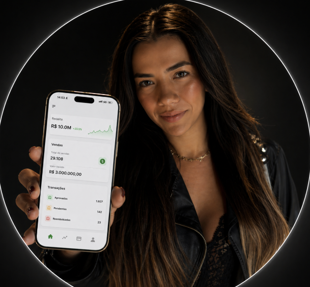 Valentina Arellano sosteniendo su celular